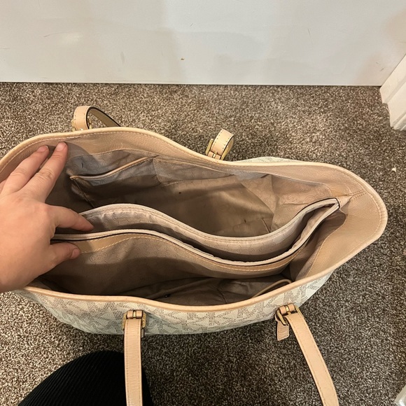 Michael Kors purse - Picture 4 of 4